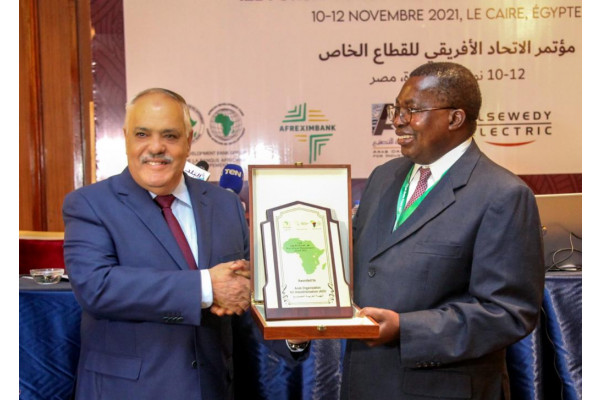 African Union Conference on the Private Sector Forum The President of the Arab Organization for Industrialization honors the African Industry Pride Award